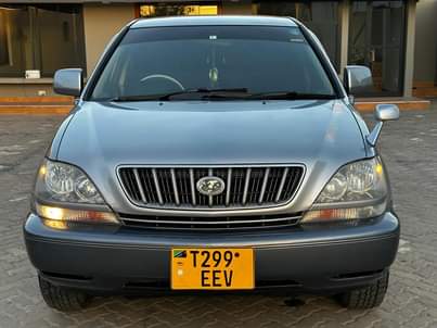 A picture of PRICE BEI 21 8M 2557 69617116 TOYOTA HARRIER EEV YEAR
