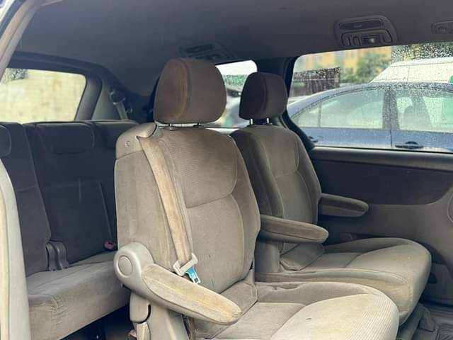 A picture of Neatly used Toyota Sienna complete first body Tokunbo standard Grade