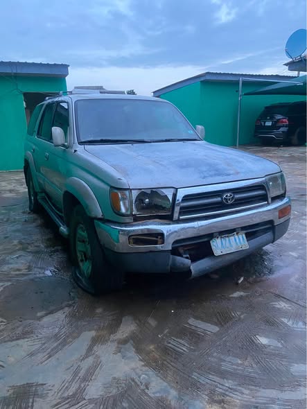 A picture of 1999 model Toyota 4Runner