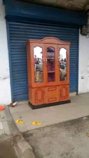 A picture of Kabati la vyombo milango mitatu mbao ngumu
