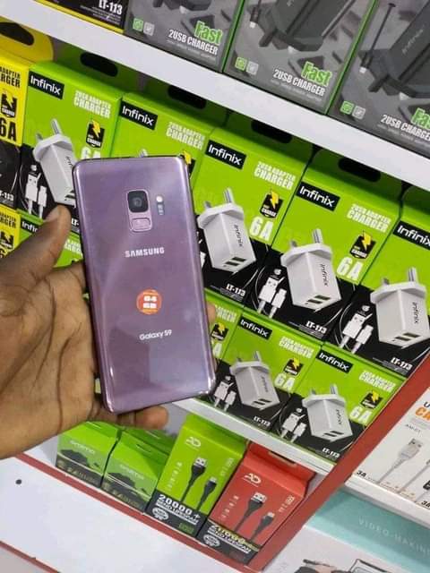 A picture of Samsung galaxy s9 flicks on low brightness works well on