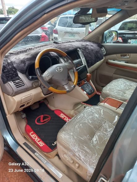 A picture of LEXUS RX330 7 3M