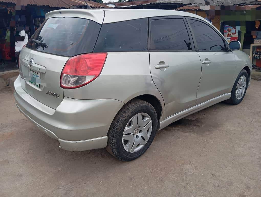 A picture of TOYOTA MATRIX 2004 