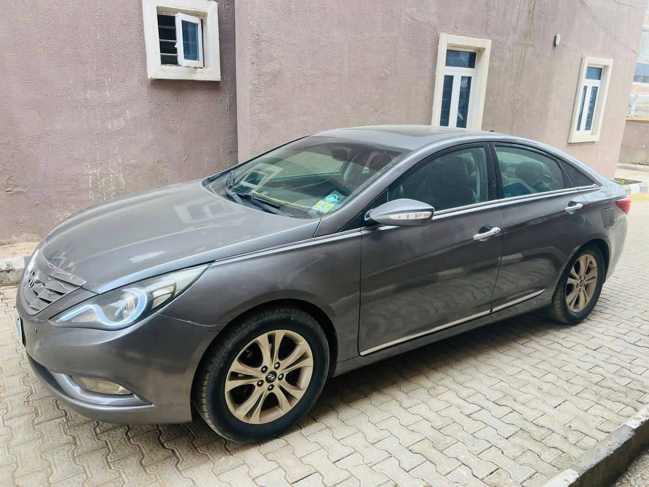 A picture of Hyundai sonata 2011