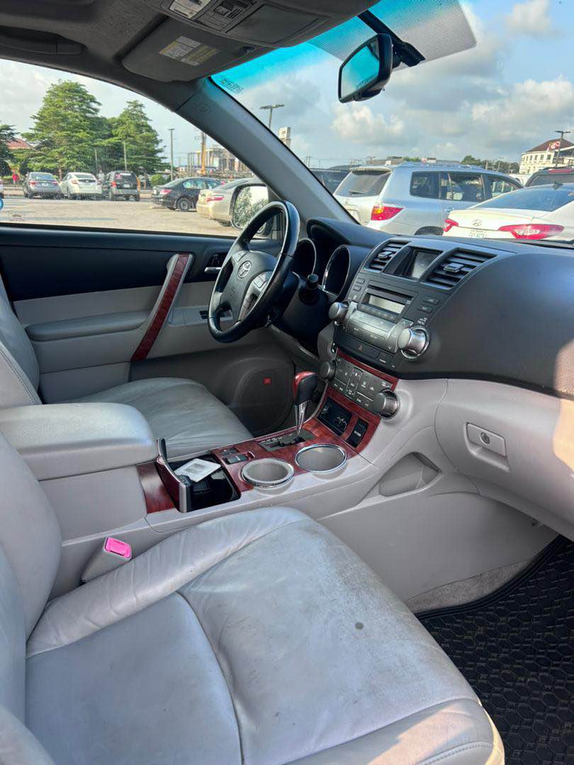 A picture of FOREIGN USED HIGHLANDER 2010