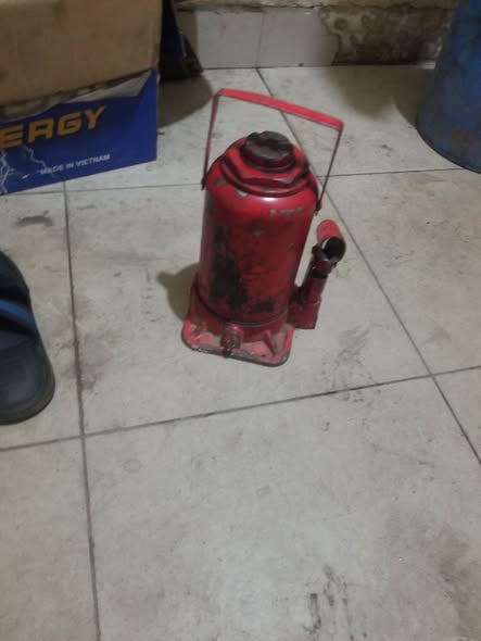 A picture of Hydraulic jack ya magari