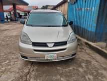 A picture of Toyota sienna 2005 model