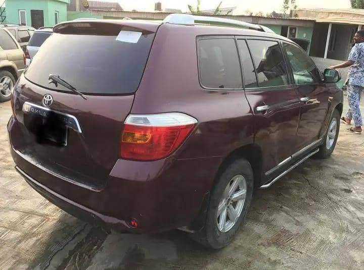 A picture of Toyota Highlander 2011 unbeatable awoof