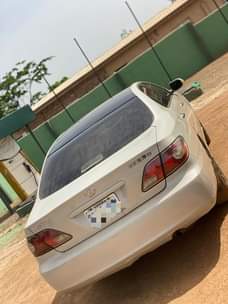 A picture of 2003 lexus es 300 with Android screen