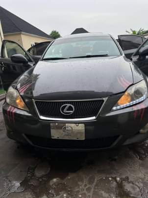 A picture of Lexus is250