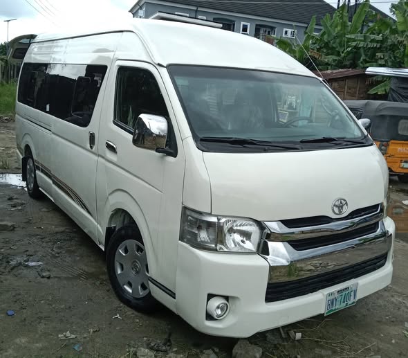 A picture of Toyota Haice bus Hummer 3