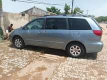 A picture of Toyota Sienna 2004 model