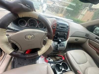 A picture of 05 Toyota sienna