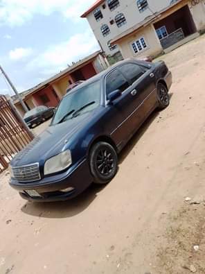 A picture of 2004 Nigeria used Toyota crown v6 sound engine and gear