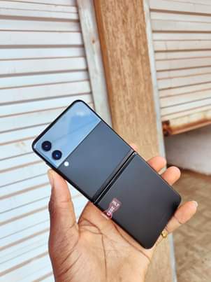 A picture of Samsang Galaxy Z Flip3 5G 980k