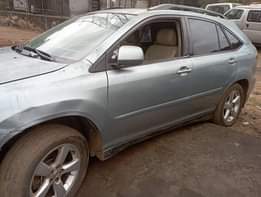 A picture of Clean Lexus RX330 2006 model highest grade engine and gear