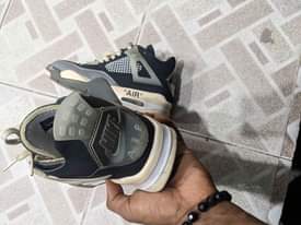 A picture of JORDAN 4 ORIGINAL SIZE 40. 0624996537