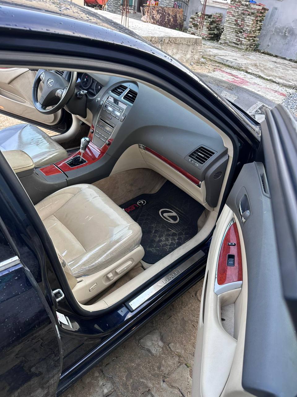 A picture of Tokunbo Es350 Lexus 2010 model