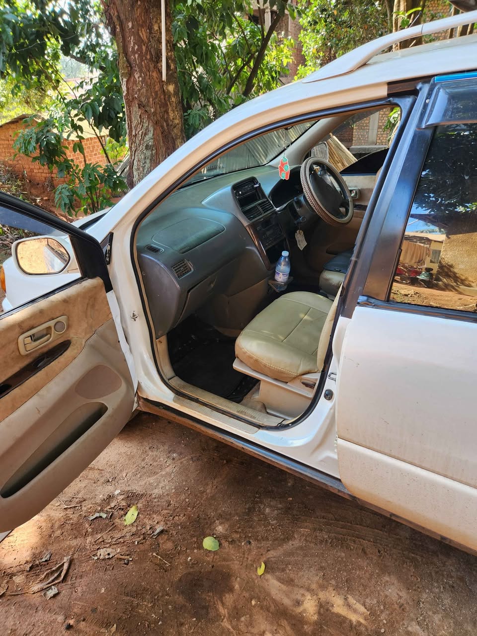 A picture of Toyota Ipsum 2000 White