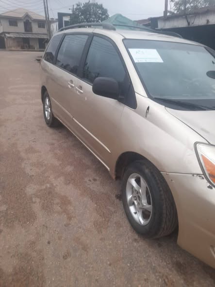 A picture of Toyota Sienna 2005
