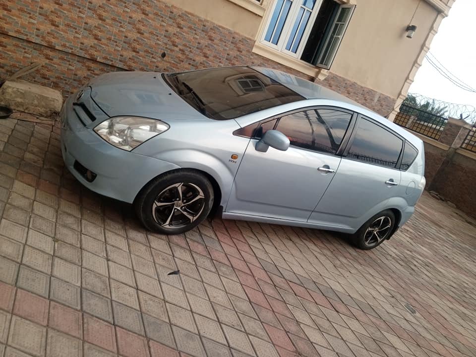 A picture of 2006 Corrola verso in perfect condition