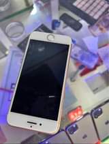 A picture of I phone 7 . Mtu mwenye samsung S8 aje nipe