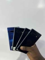 A picture of Iphone and Samsung