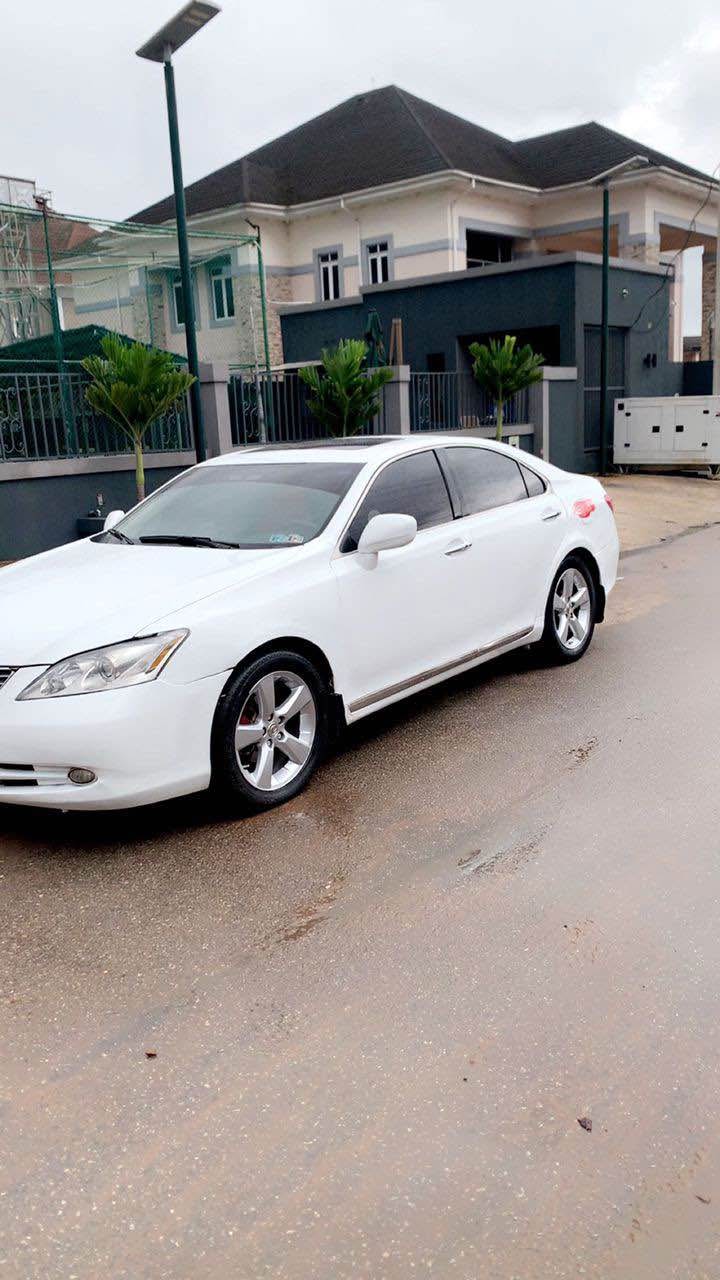 A picture of LEXUS ES350