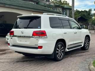 A picture of LANDCRUISER ZX LC200