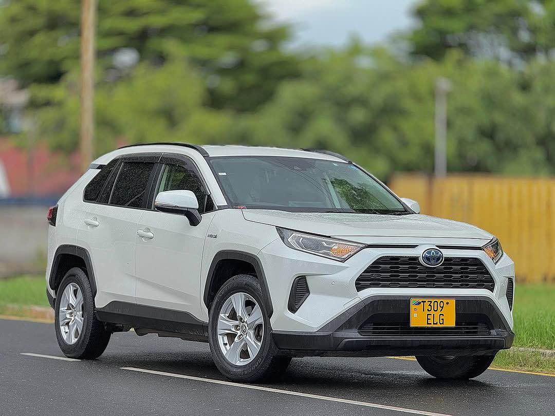 A picture of Toyota Rav4 year 2019 cc2400 Hybrid very clean price 77