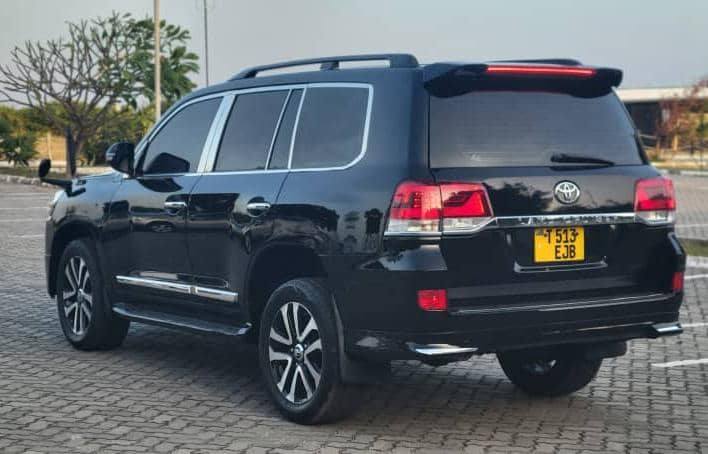 A picture of TOYOTA LAND CRUISER V8