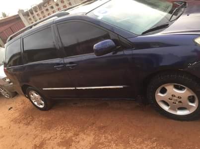 A picture of 2005 Toyota sienna