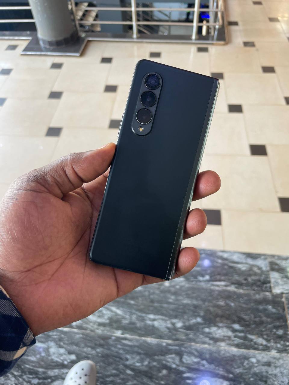 A picture of Samsung galaxy Z fold3 5G duos 512gb 12gbram faulty inside