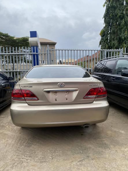 A picture of Location sale Neatly used by a woman 2005 Lexus Es330