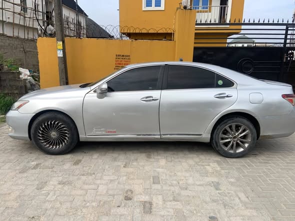 A picture of 2011 LEXUS ES350 USED