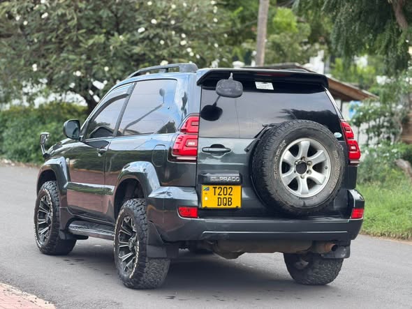 A picture of TOYOTA LAND CRUISER 120