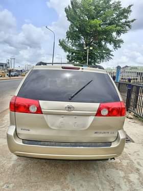A picture of URGENT SALE Clean Reg 06 Toyota Sienna Formica fabrics seat