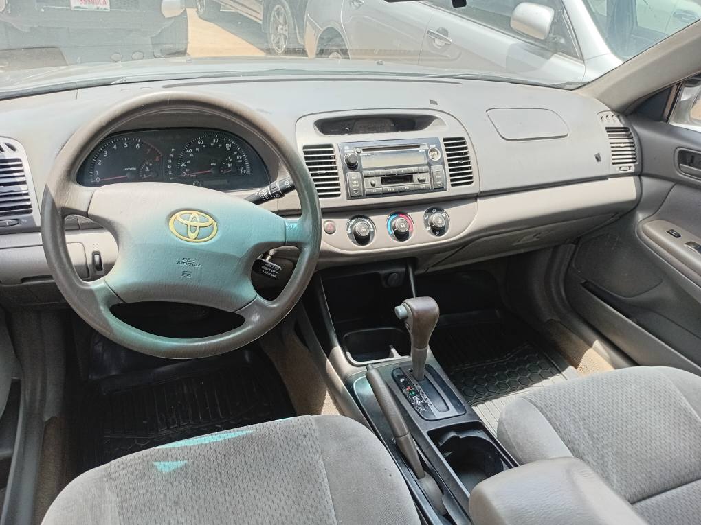 A picture of Camry 2004. 08021018639