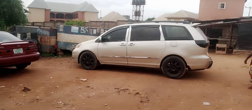 A picture of 2005 Toyota sienna