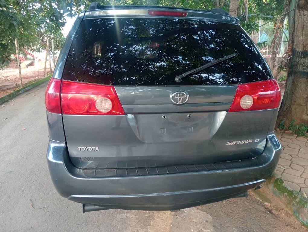 A picture of Toyota sienna