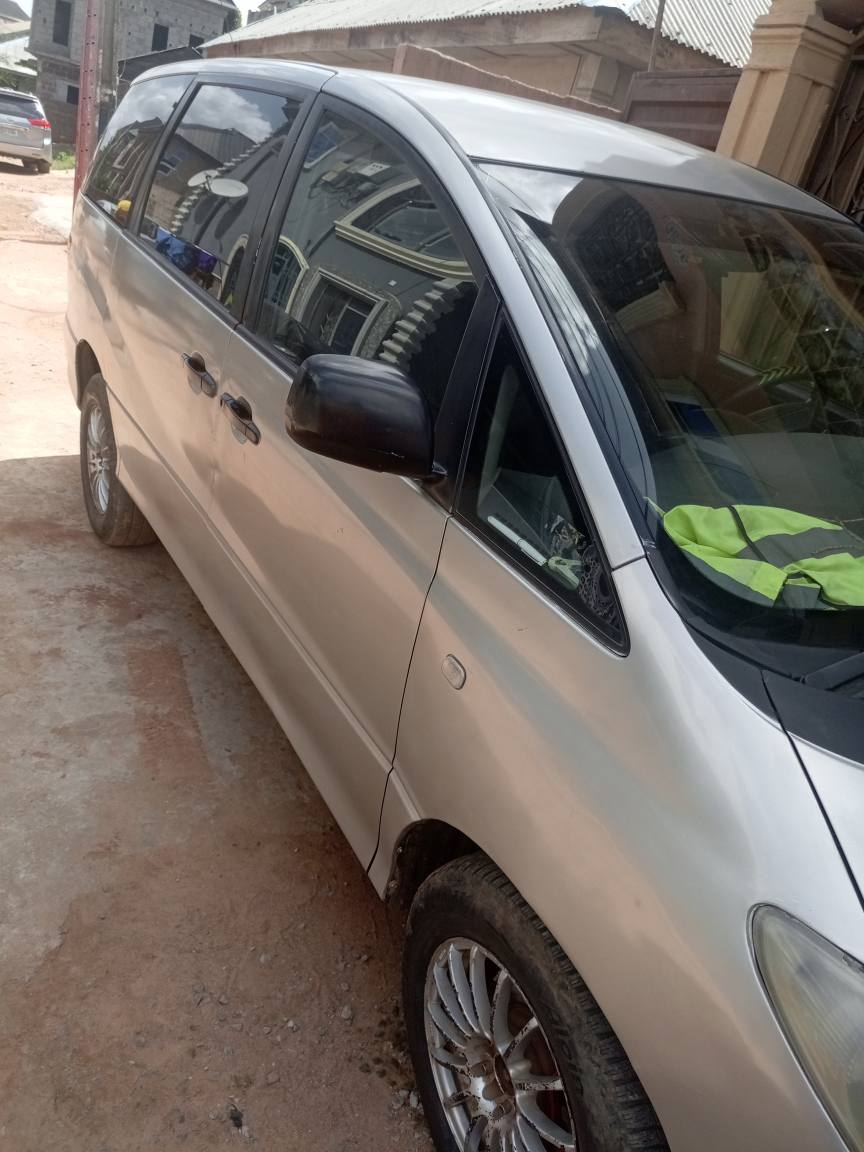 A picture of Toyota previa 03