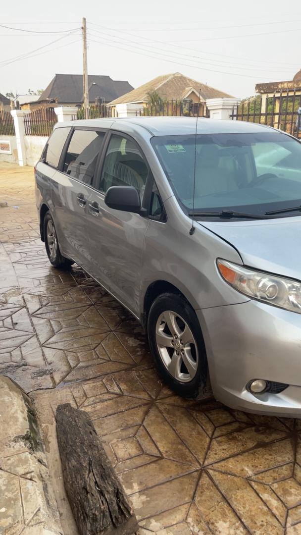 A picture of Toyota sienna