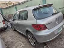 A picture of Peugeot 307 automatic transmission 2 doors first body pan engine