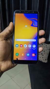 A picture of samsung J4 simu imenyooka inapiga kazi fresh2 kila kiyu kipo