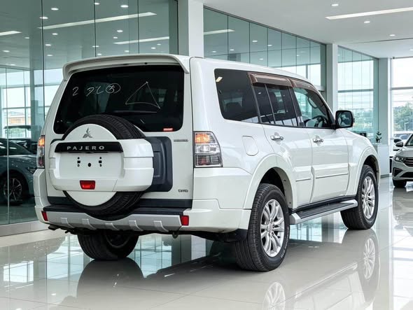 A picture of MITSUBISHI PAJERO LONG GR EXCEED SHOGUN Price 70mln Reg Make