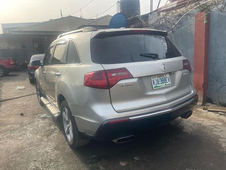 A picture of Acura MDX 2011