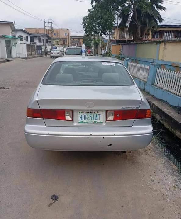 A picture of Toyota Camry droplight This is a very good car with