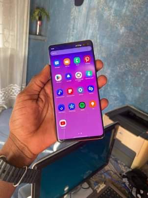 A picture of SAMSUNG GALAXY S10 