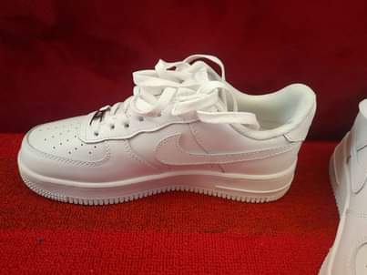 A picture of Air force white and black size 39 43