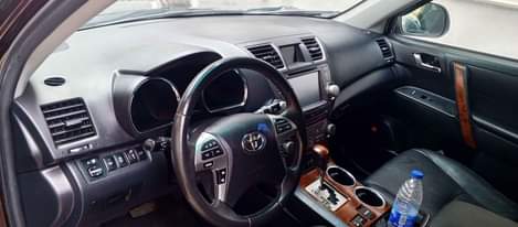 A picture of Toyota HighLander 2012 2013 Model